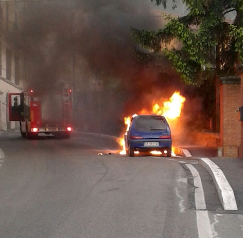 Rocca di Papa: auto va in fiamme. Il candidato a Sindaco Crestini doma incendio