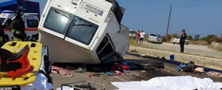 Foggia: i corpi senza vita dei 12 braccianti lasciati per ore sull'asfalto