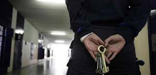 Genova, tenta di portare droga alla figlia in carcere: arrestato