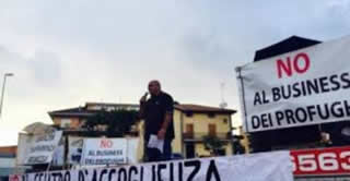 Roma: cordata umana contro l'arrivo di un gruppo di rifugiati