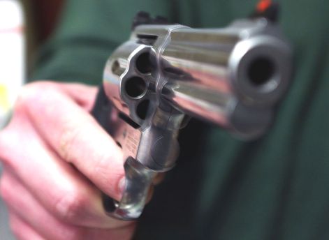 Caserta: tre ladri tentano il furto di un auto. Il proprietario spara e ne uccide uno