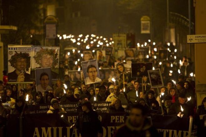 L 'Aquila. in 10.000 alla fiaccolata per ricordare il sisma del 6 Aprile 2009