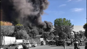 Roma: grande incendio a Via Battistini. Prende fuoco uno sfasciacarrozze