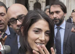 Virginia Raggi a rischio processo per abuso d' ufficio e falso