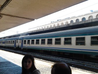 Stazione Termini: incendio sul treno per Villa Literno