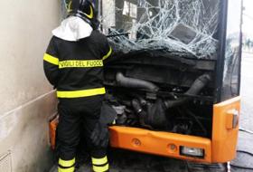 Autobus contro un muro ad Ancona