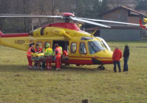 Giovane perde le mani per un fuoco d' artificio